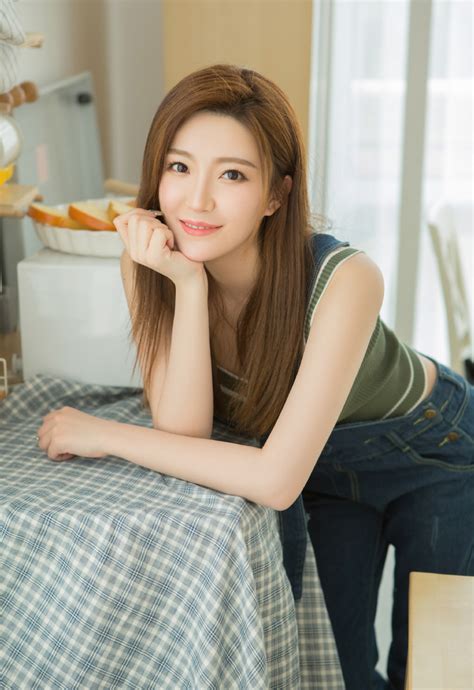 礼炮鸣响，国旗护卫队擎国旗出场！